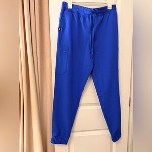 Medium Neo Everyday Cargo Scrub Jogger from Jaanuu. Tags removed but never worn